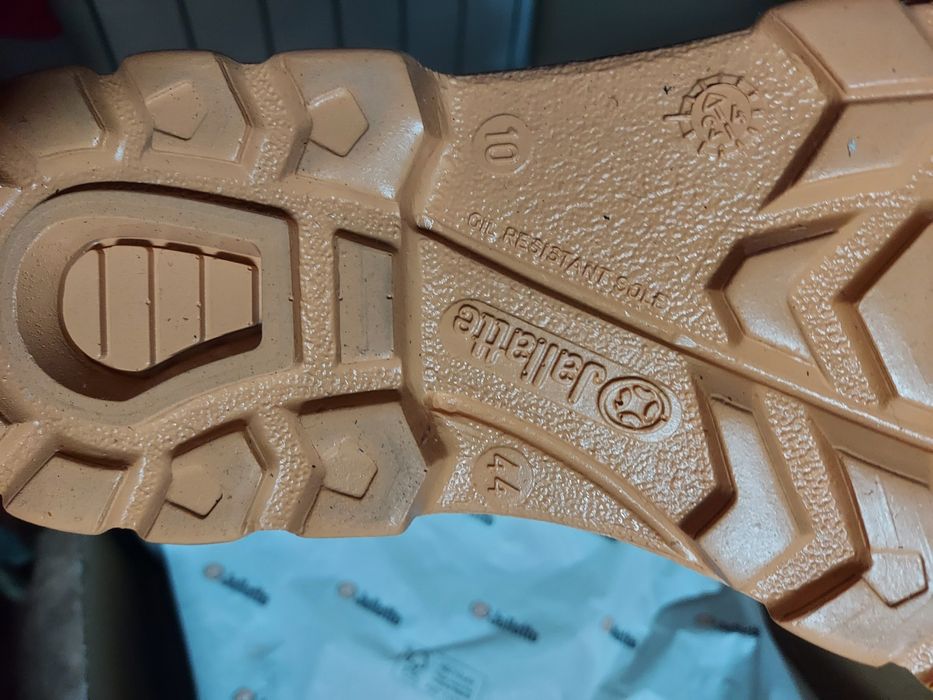 Продается спецобувь