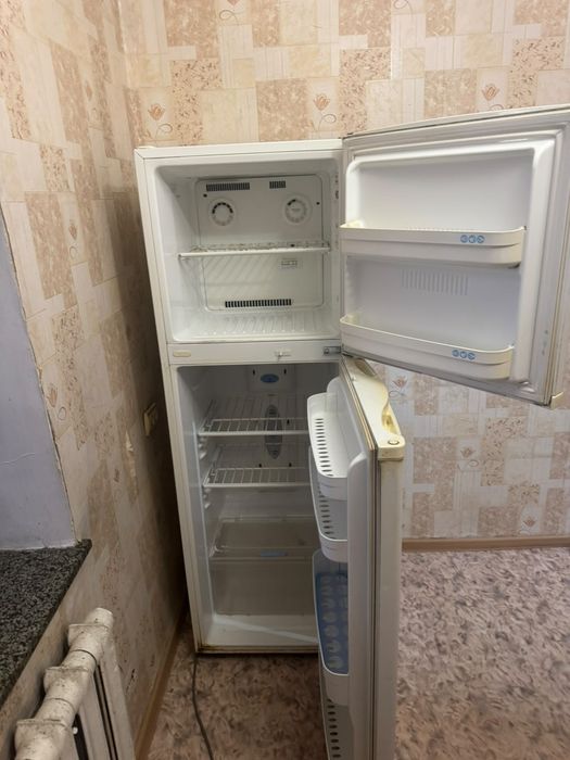 Холодильник б у.
