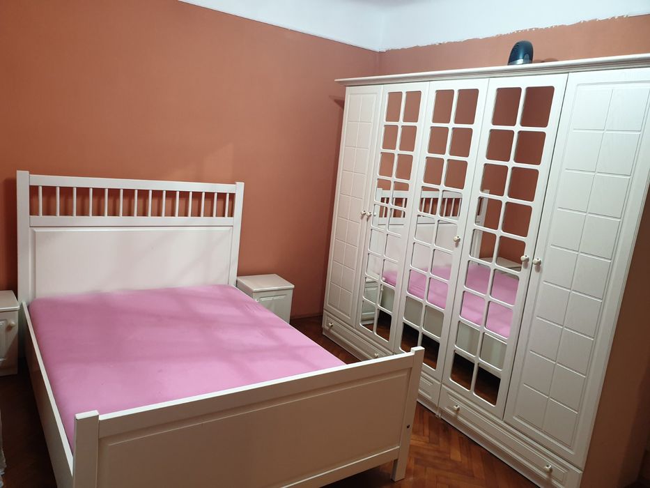 Vând apartament cu 3 camere.
Anexe
Garaj mare pentru doua masini
Curte proprie in spatele garajelor
2 camari
Curte comuna 
80000 negociabil
0741631992