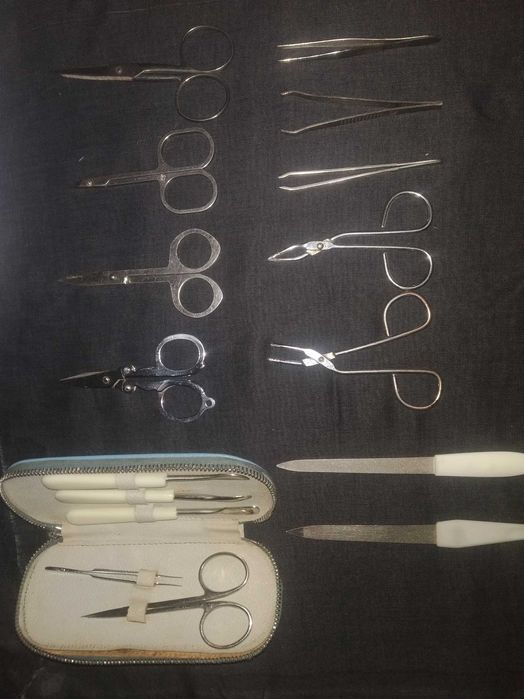 Маникюрный набор и ножницы с пинцетами.