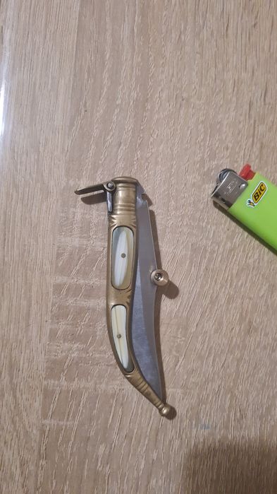 Briceag cutit cu mâner în sidef de scoica