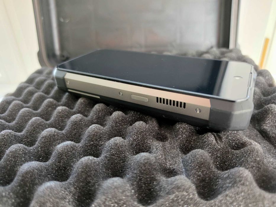 Vand telefon Tank 3 Pro in stare impecabila cu ecran de rezerva nou