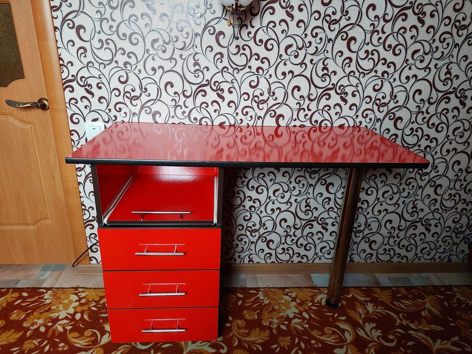 Маникюрный стол , пенал