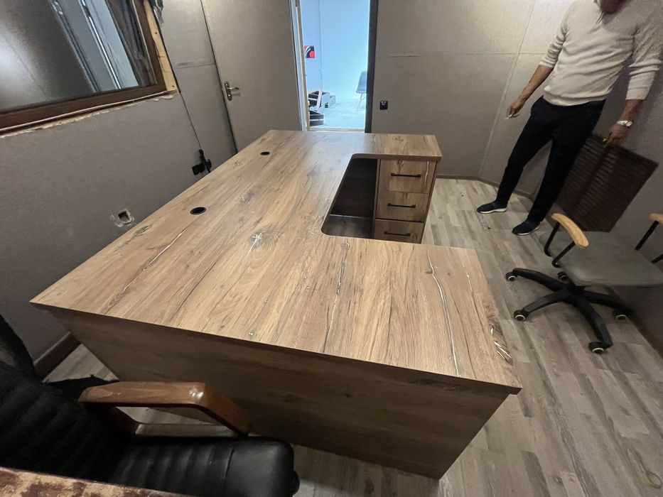 Рабочий стол для студии и офиса