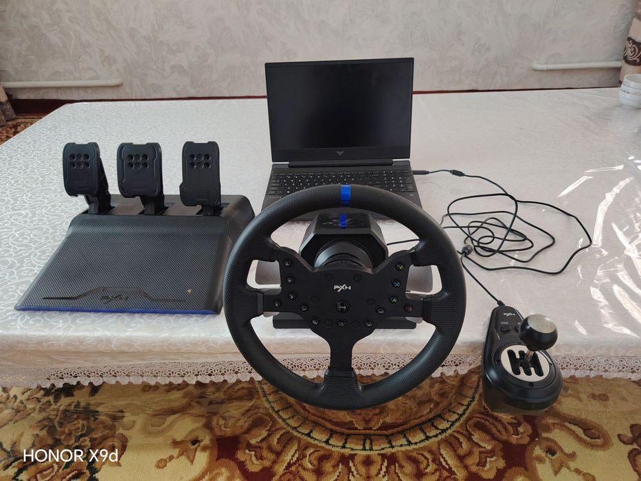 Noutbuk va óyin ruli sotiladi