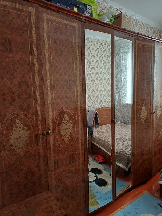 Срочно .Шкафы,спальные кроватьи