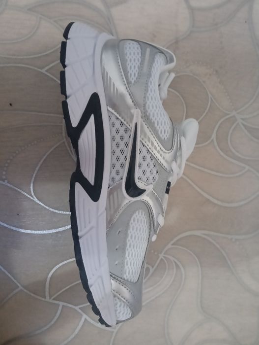 Продам Nike v5 rnr
