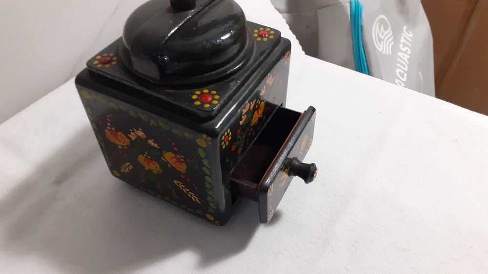 Rasnita veche cafea pictata manual ( obiect de decor)