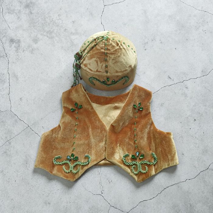 1 жас, тусаукесерге кажекей мен такия