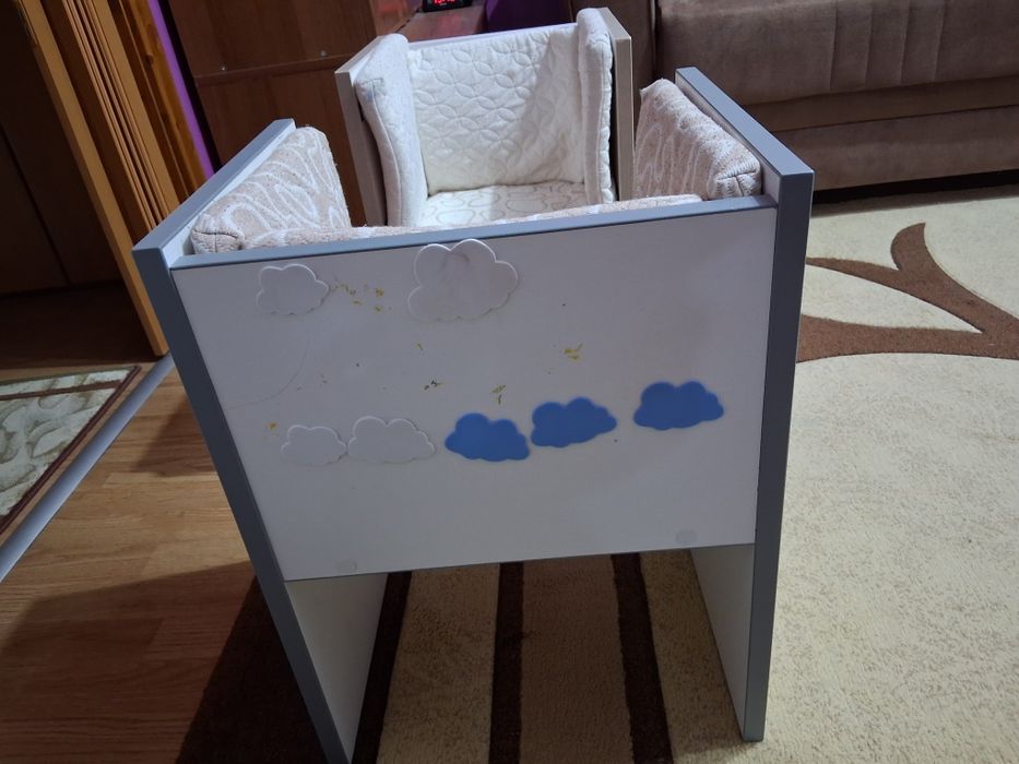 Vând măsuță si scaune de copii