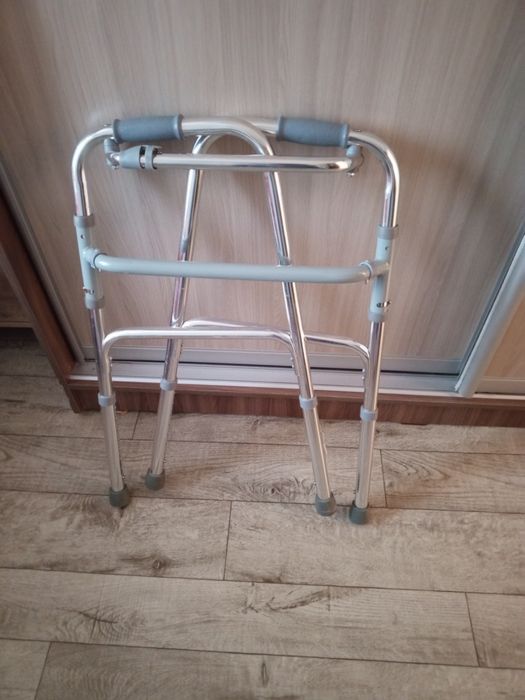 Ходунки для пожилых людей