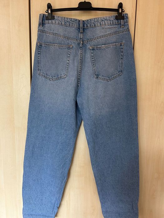 Сини дънки в размер EUR-40. Носени само веднъж. В отлично състояние.