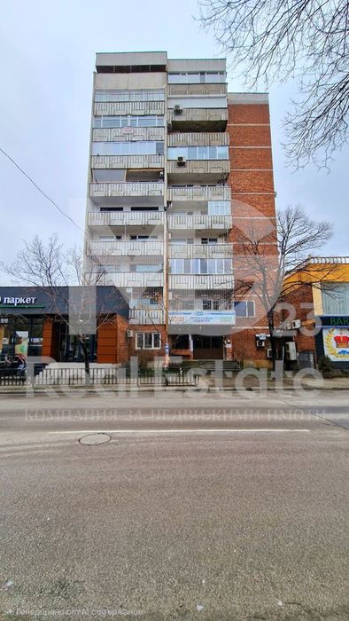 Двустаен с ТРИ отделни помещения и ГАРАЖ в Центъра на Асеновград!