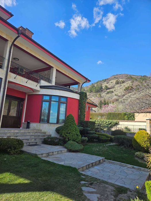 ХОТЕЛ с РЗП 1300 кв.м., работещ, град Карлово