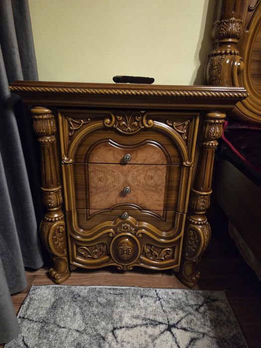 Mobila de dormitor din lemn masiv