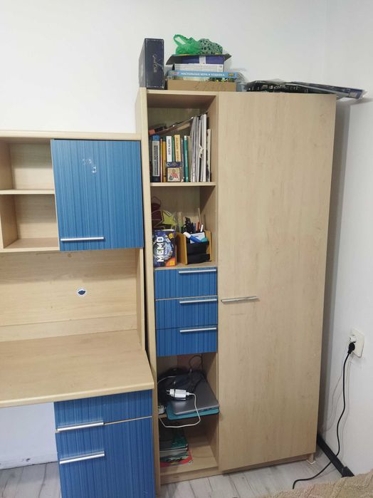 Детский гарнитур, стол письменный, шкаф