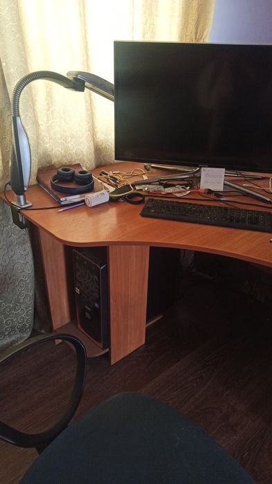 Письменный стол.