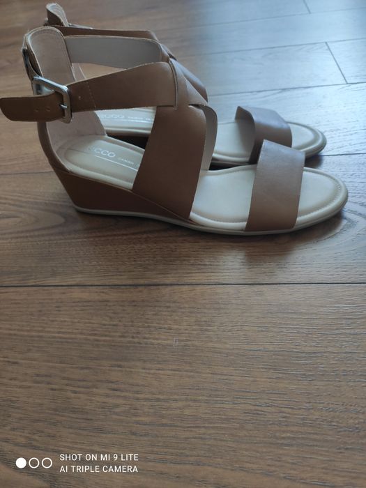 Pantofi noi,niciodata îmbracat