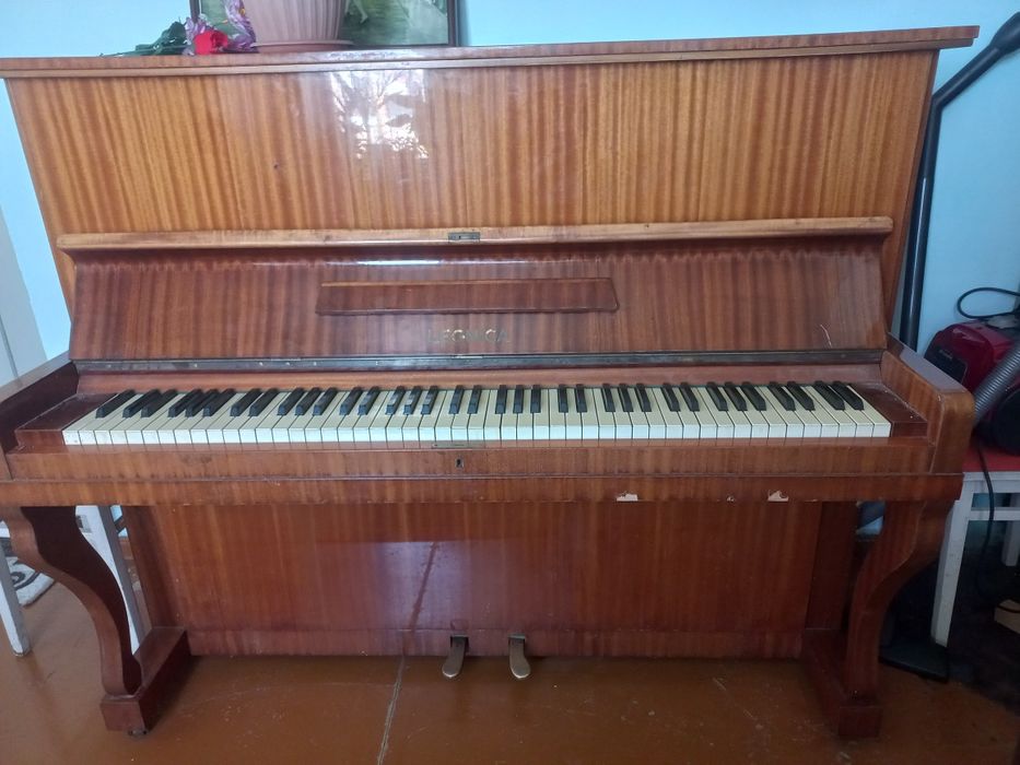 Продам пианино LEGNICA