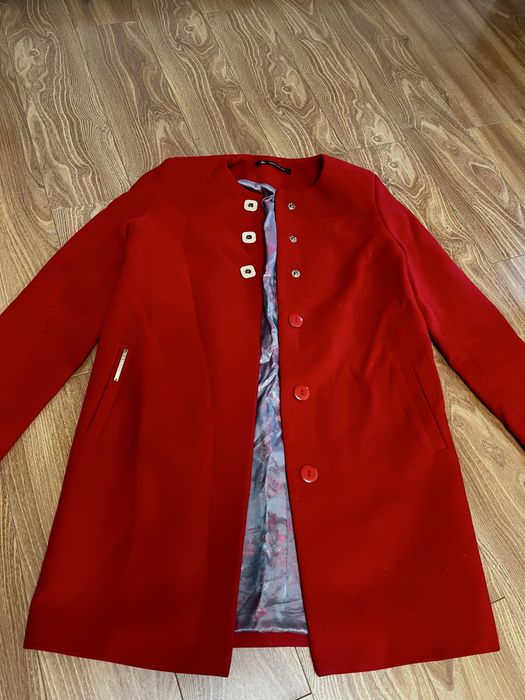 Красное весенее пальто