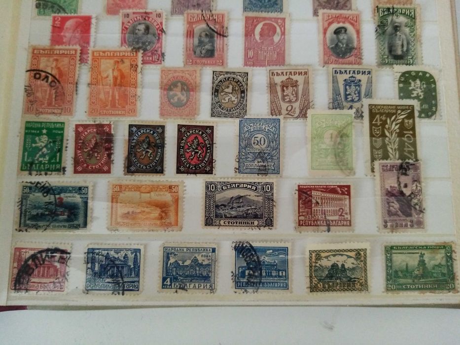 Класьор със стари пощенски марки за колекционери.