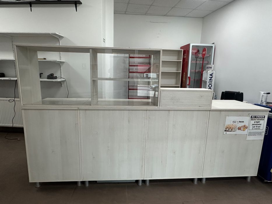 Rafturi magazin alimentar și tejghea în stare impecabilă din pal