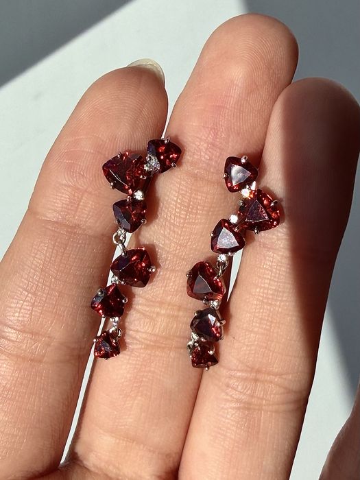 Серебряные серьги с рубиновыми вставками