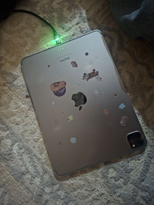 Продам айпад м2  коробка имеется