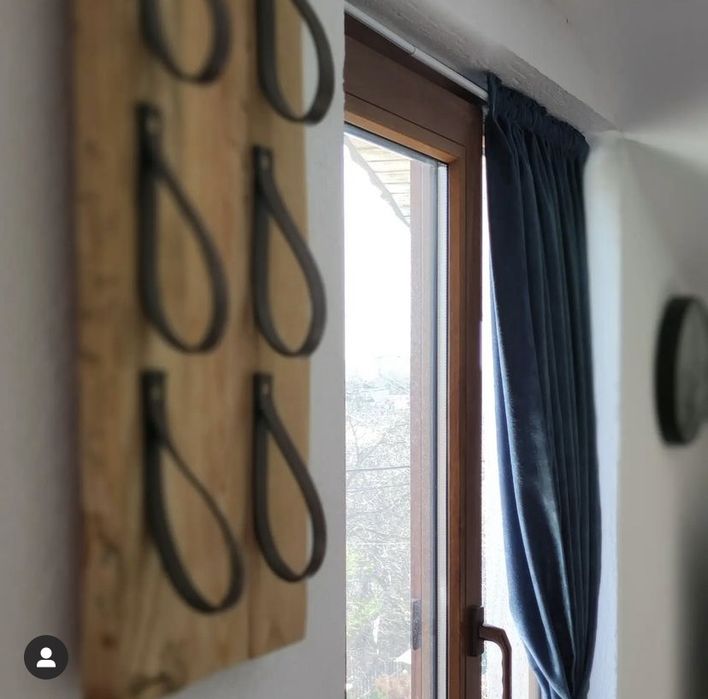 Елегантна стойка за 2–10 бутилки вино – кожа или премиум въже