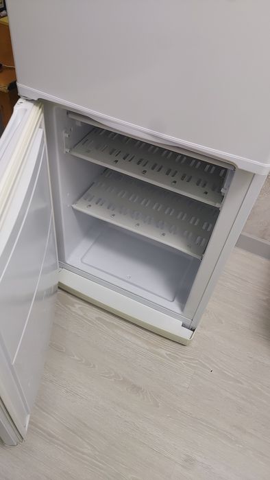 Продам холодильник Indesit