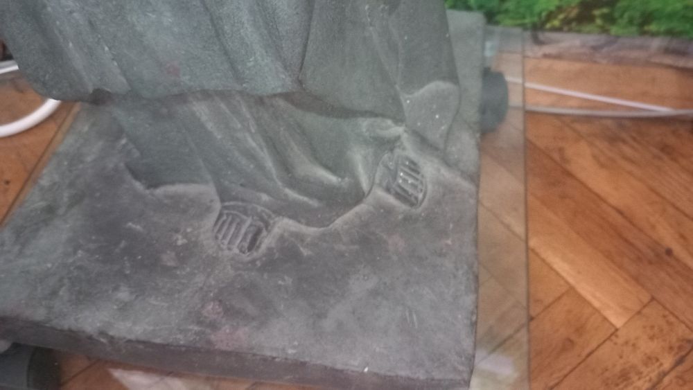 Стара бронзова статуя " Дева Мария с Плащеницата"