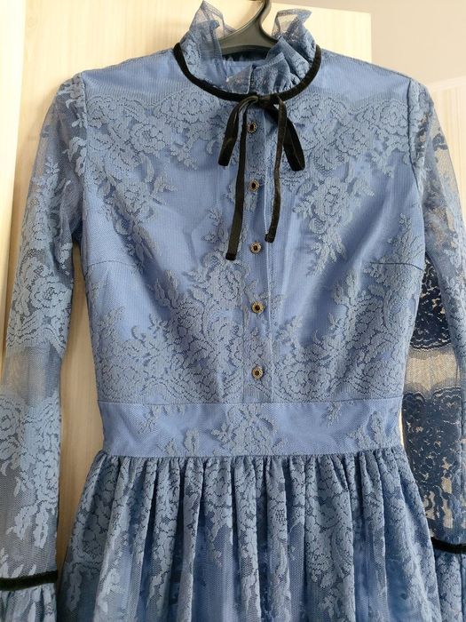 Продам платье ниже колена