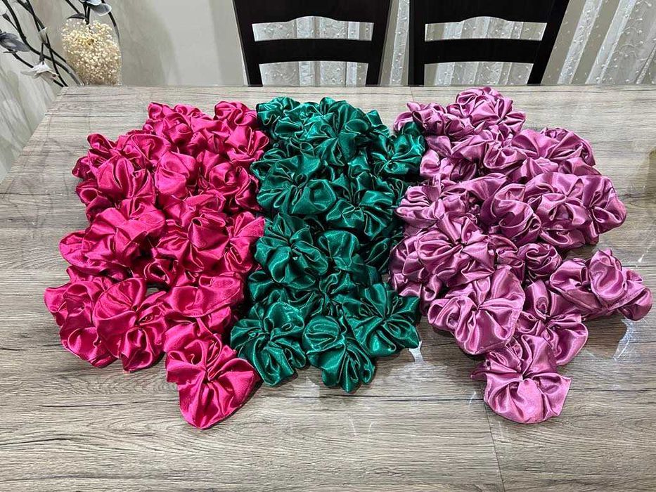 Ръчно изработени скрънчита от сатенени платове