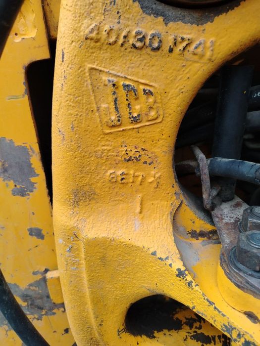 JCB ekskovatori sotiladi 2006 yil