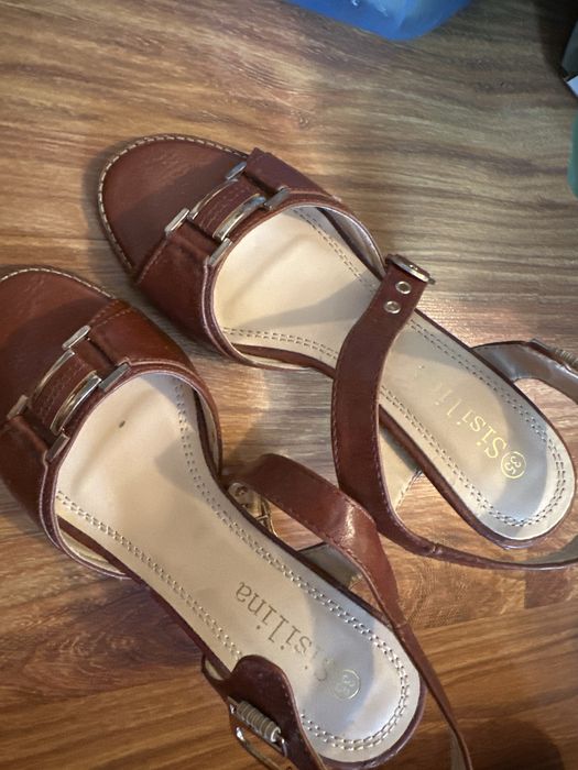 Отдам босоножки размер 35