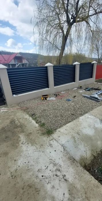 Garduri și porți din jaluzele șipcă metalică place de beton