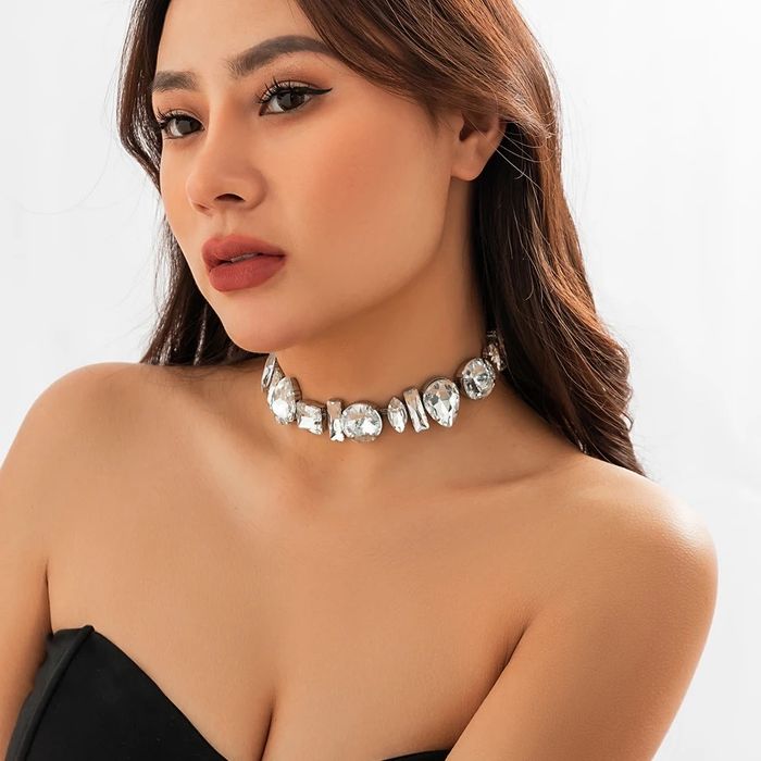 Колие/Чокър с бели кристали