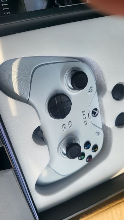 Чисто нов Джоистик Контролер Razer - Wolverine V2 Chroma, бял, Xbox/PC