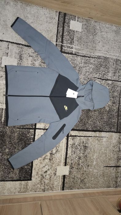 „Nike Tech Fleece Gri/Neon - Mărime S”