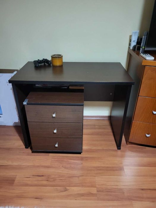 ученическо бюро и контейнер на колела с 3 чекмеджета