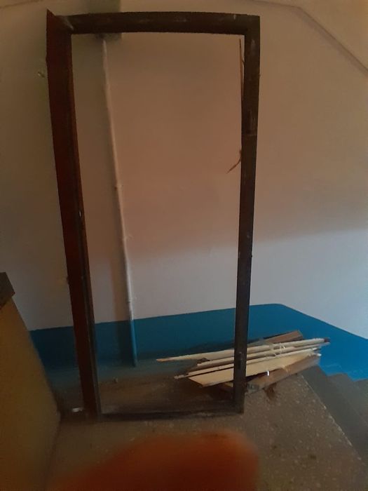 Продам входную дверь б/у . Срочно!!!