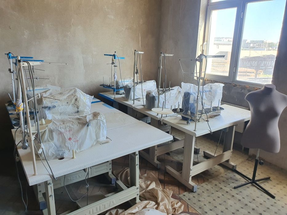 Швейный цех со всеми оборудованиями.