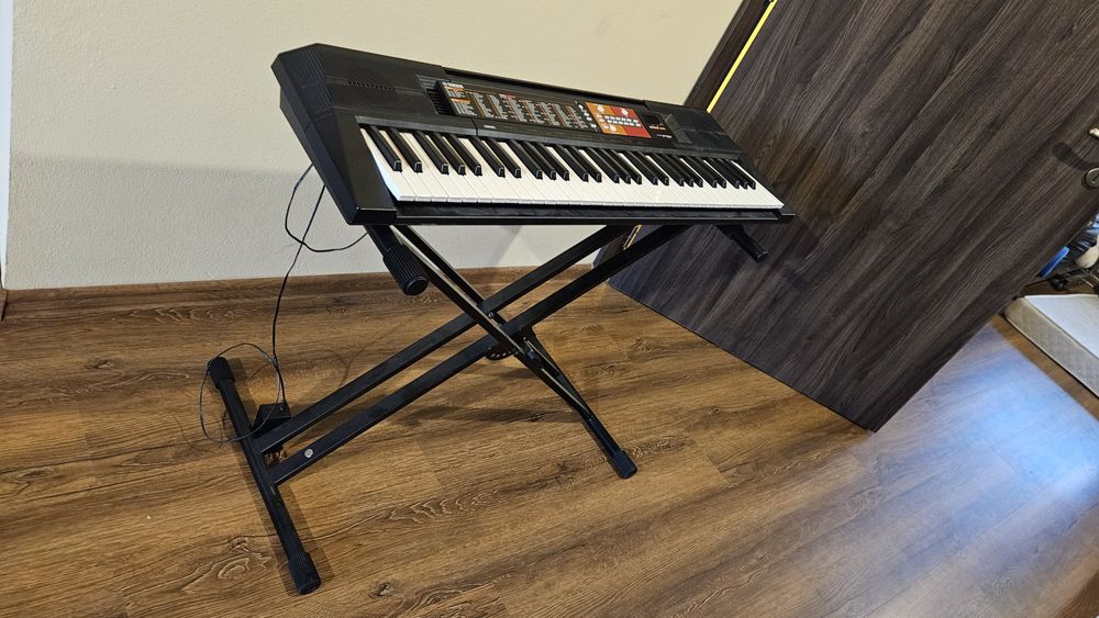 Pianina Yamaha PSR F51 cu suport.