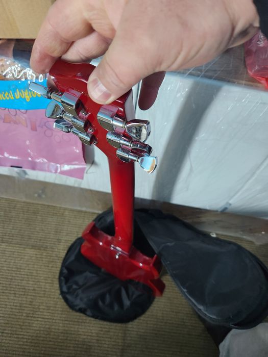 Китара почти не ползвана