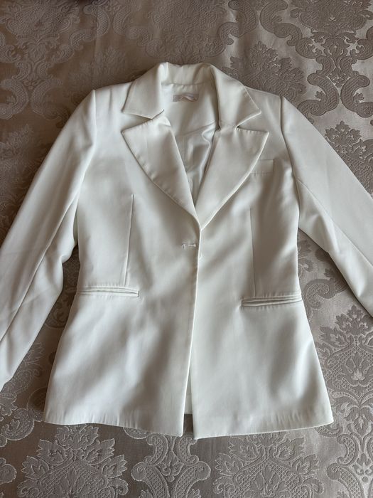 Дамско бяло сако
