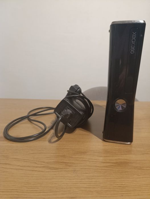 Продавам XBOX 360 pro с джойстик и 210 игри
