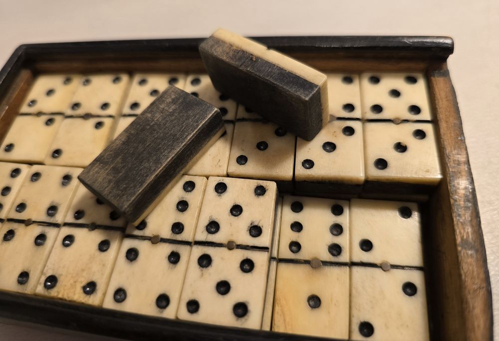 Domino vechi cu piese din lemn și os, nituri din metal