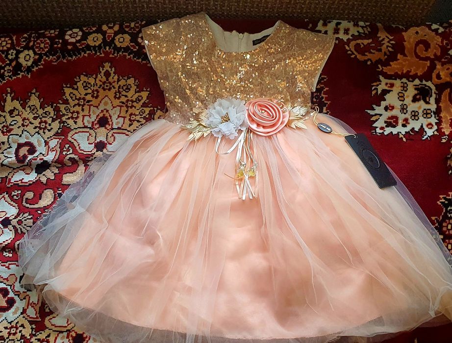 Продаётся  красивое платье  на девочку.