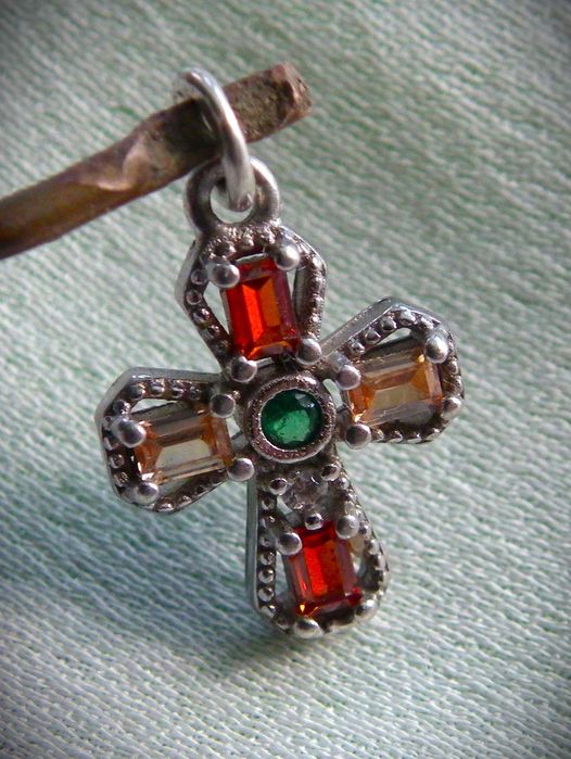 Сребърен кръст с 3 вида берили-изумруд, хелиотроп и морганит