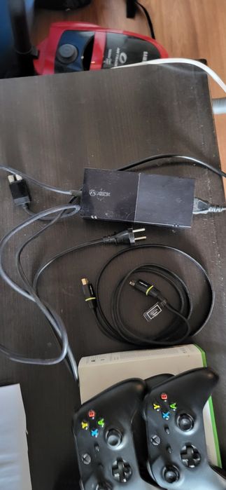 Продам Xbox one 500gb  в отличном состоянии